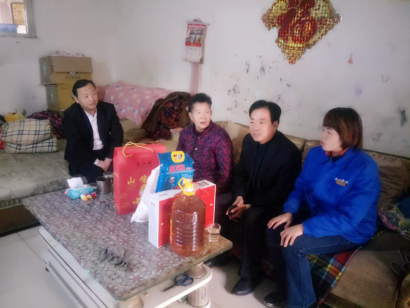 濟(jì)南市物業(yè)管理協(xié)會(huì)走訪慰問(wèn)連心物業(yè)特困職工
