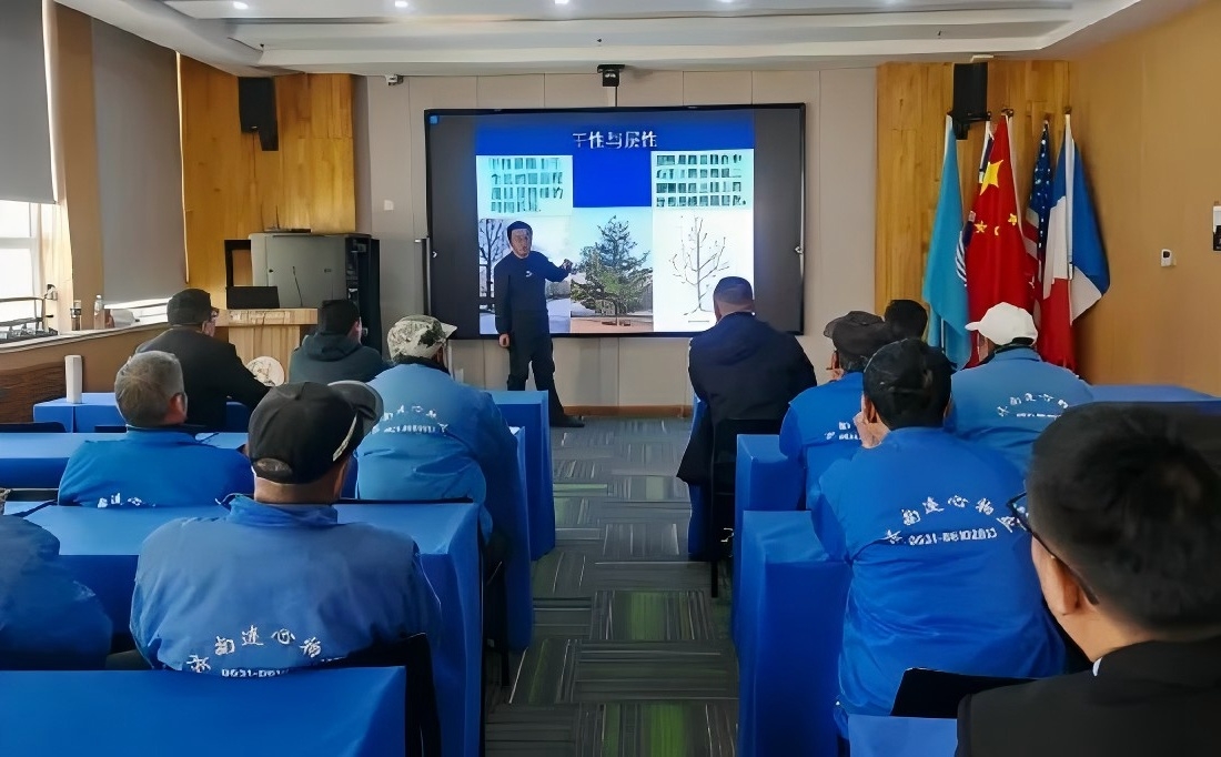 連心物業(yè)駐濟(jì)南外國(guó)語(yǔ)學(xué)校項(xiàng)目舉行2025年冬季綠化專項(xiàng)培訓(xùn)